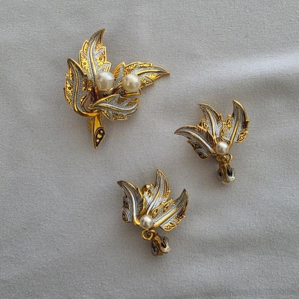 Beautiful Vintage Damascene jewelry set Leaf brooch/matching drop acorn earrings